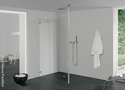 Die Glasdusche mit Deckenstütze von Duscholux ermöglicht so viel Bewegungsfreiheit, dass die ganze Familie unter der Dusche Platz hat. Die Glasdusche mit Deckenstütze von Duscholux ermöglicht so viel Bewegungsfreiheit, dass die ganze Familie unter der Dusche Platz hat.